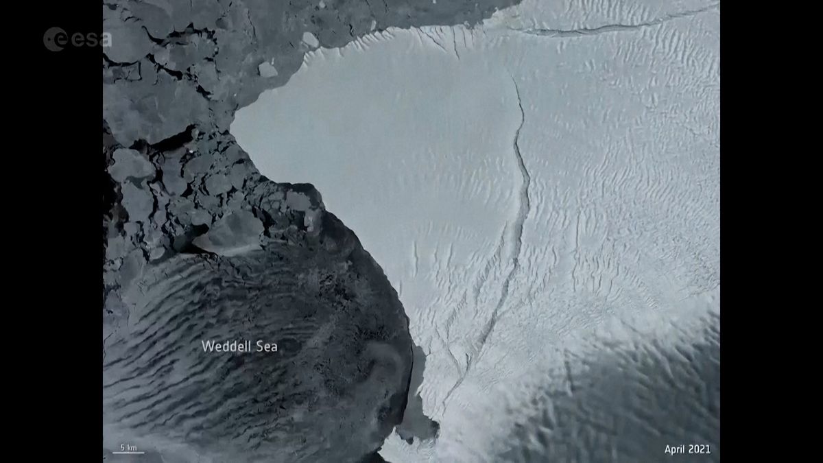 Video ukazuje, jak se od Antarktidy odlomil obří ledovec